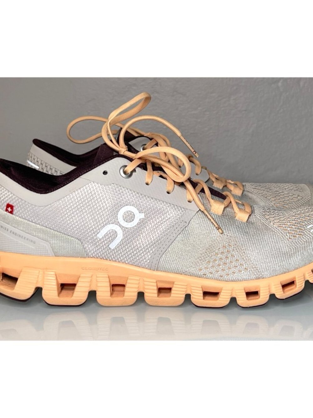 EUC Women’s Sz 8.5 On Running Cloud X  Sneakers Silver/Almond Color